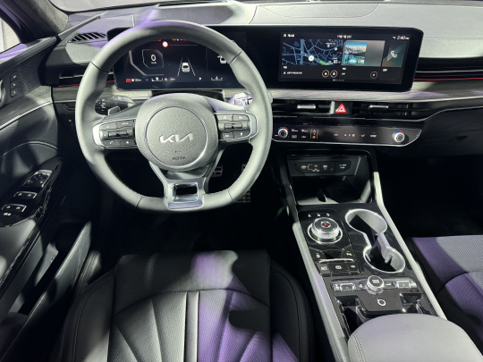 기아 더 뉴 K5 운전석.